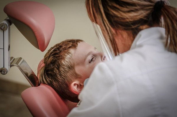 Comment les soins centrés sur le patient peuvent-ils être améliorés grâce à l'écoute active en consultation ?