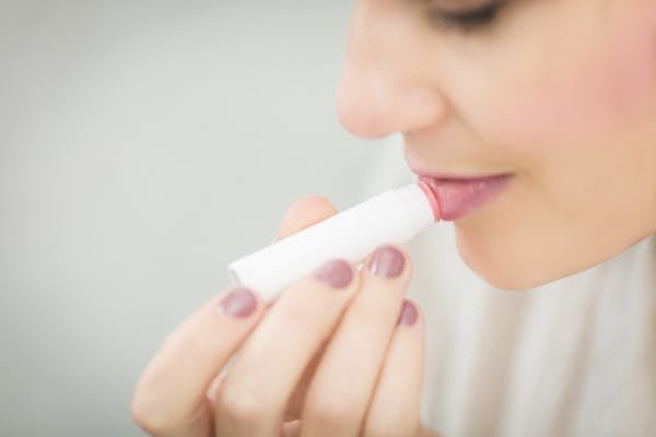 Guide pratique pour sélectionner le baume à lèvres idéal en pharmacie